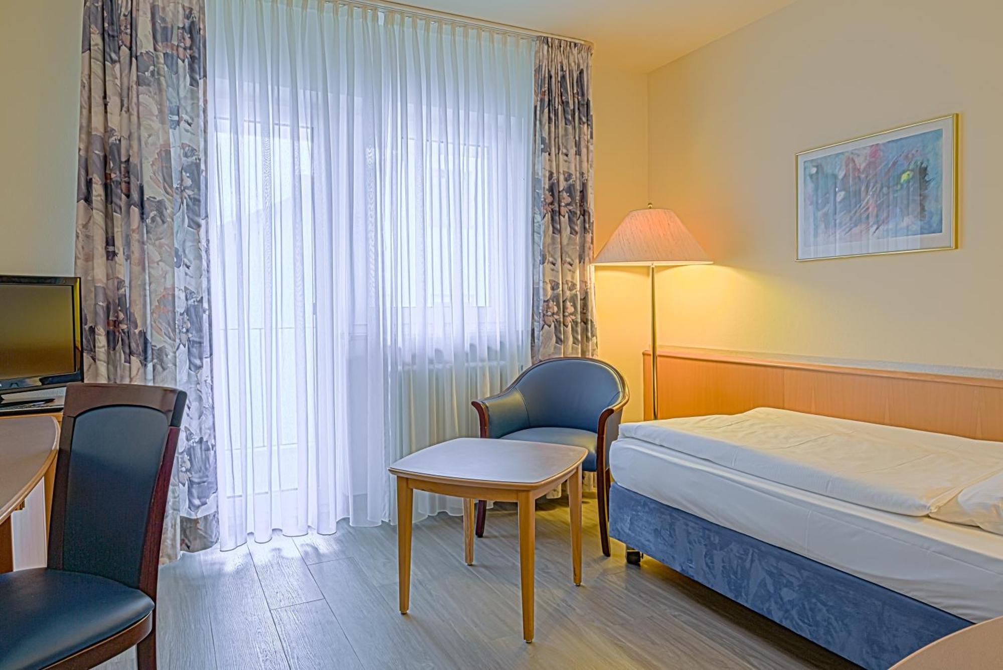 מינכן Hotel Am Moosfeld חדר תמונה Room in a hotel